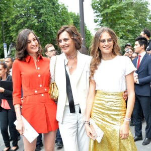 Inès de la Fressange et ses filles Nine et Violette - Arrivées des people au 2ème défilé de mode Haute-Couture automne-hiver 2016/2017 "Chanel" au Grand Palais à Paris. Le 5 juillet 2016. © CVS-Veeren / Bestimage