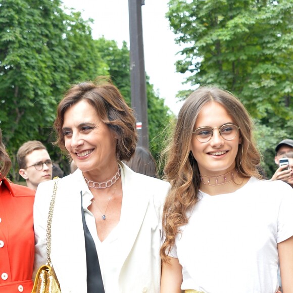 Inès de la Fressange et ses filles Nine et Violette - Arrivées des people au 2ème défilé de mode Haute-Couture automne-hiver 2016/2017 "Chanel" au Grand Palais à Paris. Le 5 juillet 2016. © CVS-Veeren / Bestimage