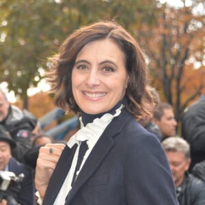 Inès de la Fressange - Arrivées au défilé de mode "Chanel", collection prêt-à-porter printemps-été 2016, à Paris. Le 6 octobre 2015