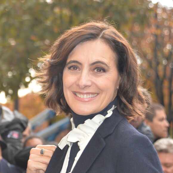 Inès de la Fressange - Arrivées au défilé de mode "Chanel", collection prêt-à-porter printemps-été 2016, à Paris. Le 6 octobre 2015