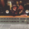 Geri Halliwell enceinte de son deuxième enfant, est en studio pour la préparation de son nouvel album avec les Spice Girls qui se reforment à trois sous le nom de GEM. Mel B et Emma Bunton font partie de l'aventure avec elle. Photo publiée sur Instagram le 27 novembre 2016
