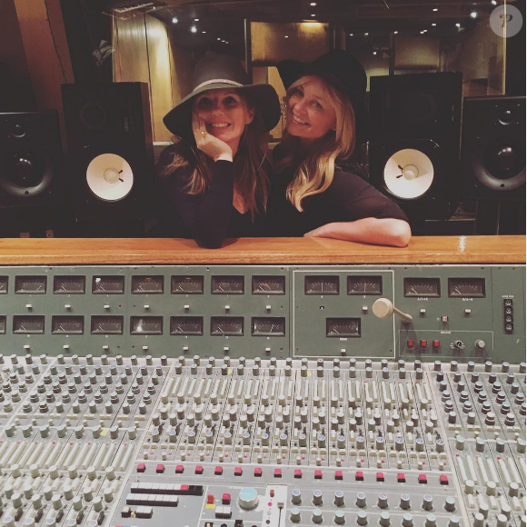 Geri Halliwell enceinte de son deuxième enfant, est en studio pour la préparation de son nouvel album avec les Spice Girls qui se reforment à trois sous le nom de GEM. Mel B et Emma Bunton font partie de l'aventure avec elle. Photo publiée sur Instagram le 27 novembre 2016