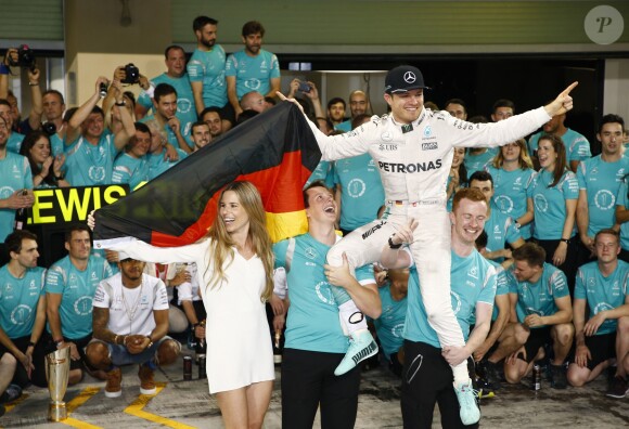 Nico Rosberg sacré champion du monde au Grand Prix of Abu Dhabi, en présence de sa femme Vivian Sibold, le 27 novembre 2016.