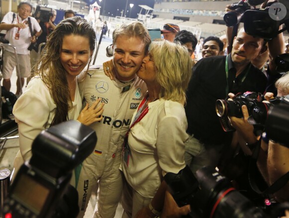 Nico Rosberg sacré champion du monde au Grand Prix of Abu Dhabi, en présence de sa femme Vivian Sibold, le 27 novembre 2016.