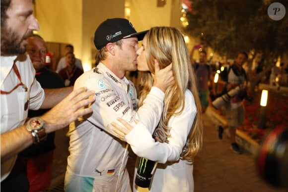 Nico Rosberg sacré champion du monde au Grand Prix of Abu Dhabi, en présence de sa femme Vivian Sibold, le 27 novembre 2016.