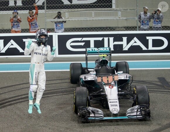 Nico Rosberg sacré champion du monde au Grand Prix of Abu Dhabi, en présence de sa femme Vivian Sibold, le 27 novembre 2016.