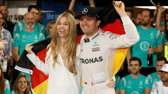 Nico Rosberg : Le beau gosse de F1 sacré, sa sublime femme, Vivian, à ses côtés