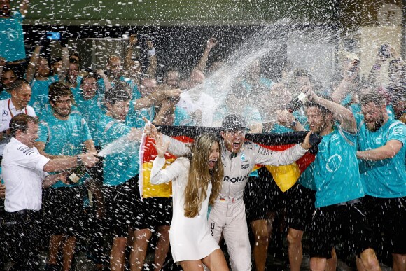 Nico Rosberg sacré champion du monde au Grand Prix of Abu Dhabi, en présence de sa femme Vivian Sibold, le 27 novembre 2016.