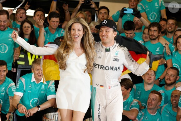 Nico Rosberg sacré champion du monde au Grand Prix of Abu Dhabi, en présence de sa femme Vivian Sibold, le 27 novembre 2016.