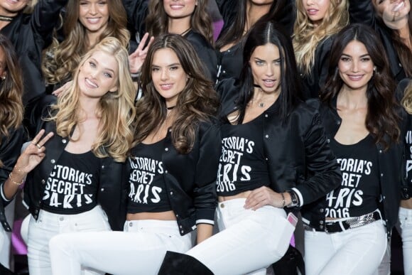 Les mannequins du défilé Victoria's Secret 2016 au Grand Palais à Paris le 28 novembre 2016. © Cyril Moreau / Bestimage
