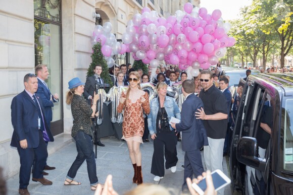 L'hôtel Royal Monceau remercie Céline Dion pour son séjour avec un énorme bouquet de ballons à Paris le 9 juillet 2016.