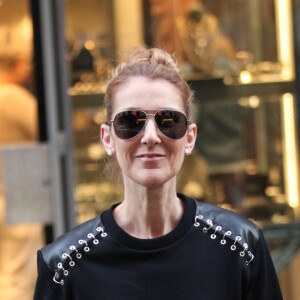 Exclusif - Céline Dion fait du shopping à Paris le 30 juin 2016. La chanteuse s'est rendue chez Burberry, Hermès, Make Up For Ever et le bijoutier Djula.