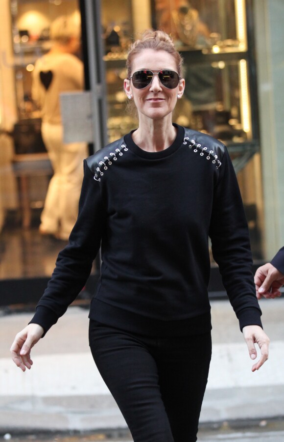 Exclusif - Céline Dion fait du shopping à Paris le 30 juin 2016. La chanteuse s'est rendue chez Burberry, Hermès, Make Up For Ever et le bijoutier Djula.