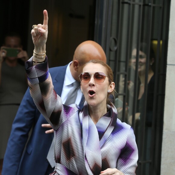 Céline Dion salue ses fans devant son hôtel à Paris le 29 juin 2016.