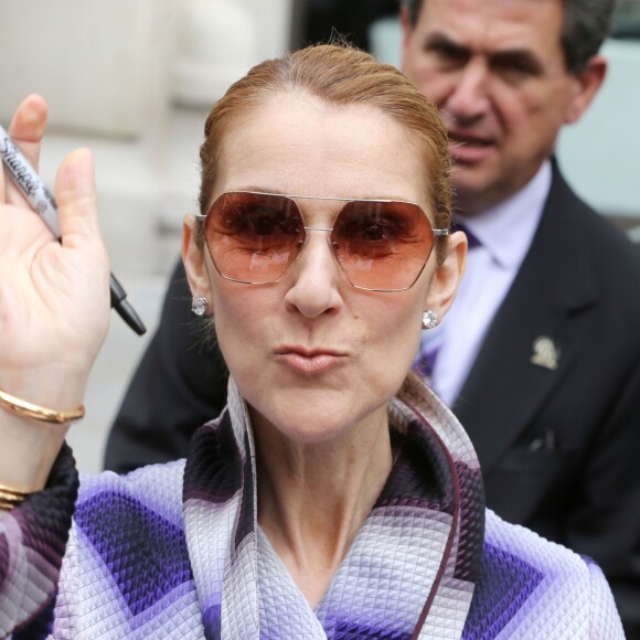 Céline Dion salue ses fans devant son hôtel à Paris le 29 juin 2016.