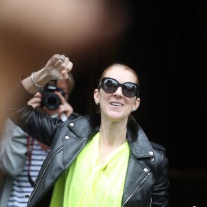 Céline Dion quitte son hôtel et salue ses fans à Paris le 28 juin 2016.