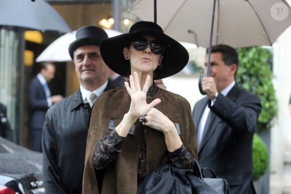 Exclusif - Céline Dion salue ses fans en quittant son hôtel parisien le 20 juin 2016.