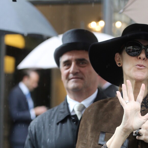 Exclusif - Céline Dion salue ses fans en quittant son hôtel parisien le 20 juin 2016.