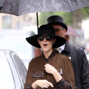 Exclusif - Céline Dion salue ses fans en quittant son hôtel parisien le 20 juin 2016.