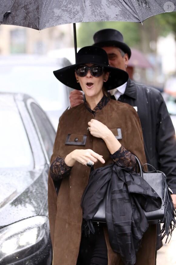Exclusif - Céline Dion salue ses fans en quittant son hôtel parisien le 20 juin 2016.