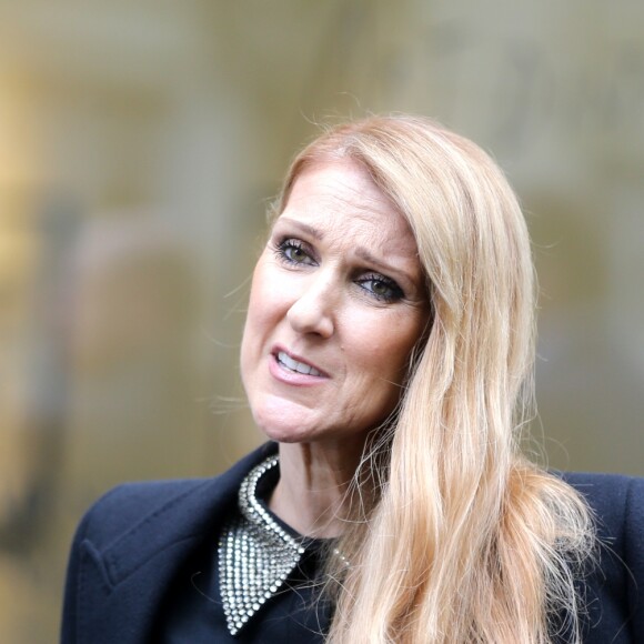 Céline Dion quitte l'hôtel Royal Monceau sous l'oeil amusé de ses jumeaux Eddy et Nelson à Paris le 15 juin 2016.
