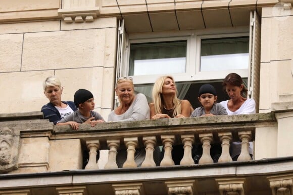 Céline Dion quitte l'hôtel Royal Monceau sous l'oeil amusé de ses jumeaux Eddy et Nelson à Paris le 15 juin 2016.