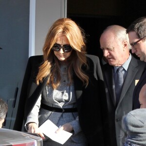 Exclusif - Céline Dion quitte le salon funéraire Charles Rajotte à Repentigny où elle a rendu un dernier hommage à son frère Daniel le 23 janvier 2016. © Eric Yainiri / Bestimage
