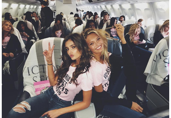 Les anges de la maison Victoria's Secret dont Bella Hadid (au fond) dans l'avion en direction de Paris pour le grand défilé de la marque. Image publiée sur Instagram le 28 novembre 2016
