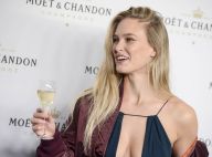 Bar Refaeli : Pemier tapis rouge pour la jeune maman, un verre à la main