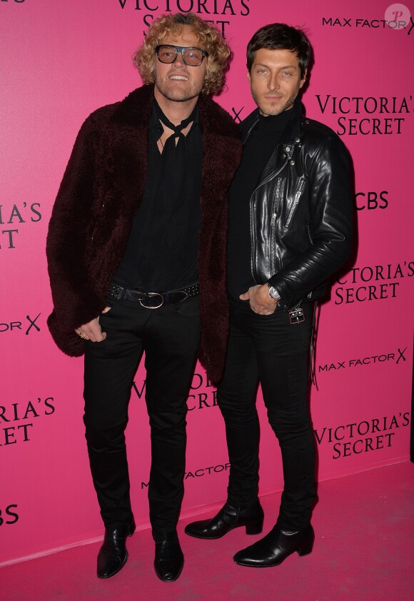 Le styliste Peter Dundas (Roberto Cavalli) et Evangelo Bousis - Défilé "Victoria's Secret Paris 2016" au Grand Palais à Paris, le 30 novembre 2016. © BOV/Bestimage