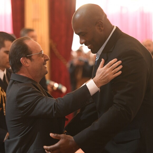 Le président de la République François Hollande remet la Légion d'Honneur à Teddy Riner (judoka) lors d'une cérémonie de remise de décorations aux médaillés olympiques et paralympiques 2016 au palais de l'Elysée à Paris, le 1er décembre 2016.