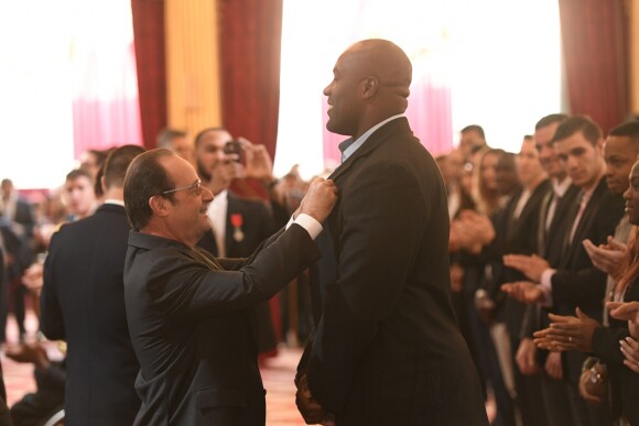 Le président de la République François Hollande remet la Légion d'Honneur à Teddy Riner (judoka) lors d'une cérémonie de remise de décorations aux médaillés olympiques et paralympiques 2016 au palais de l'Elysée à Paris, le 1er décembre 2016.