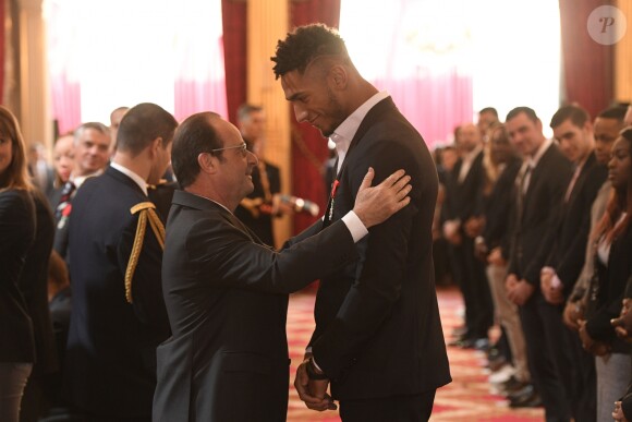 Le président de la République François Hollande remet la Légion d'Honneur à Tony Yoka (boxeur) lors d'une cérémonie de remise de décorations aux médaillés olympiques et paralympiques 2016 au palais de l'Elysée à Paris, le 1er décembre 2016.