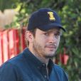 Exclusif - Ashton Kutcher qui vient d'avoir un second enfant, Dimi­tri Port­wood Kutcher, avec sa femme Mila Kunis sort de sa voiture à Los Angeles le 2 décembre 2016