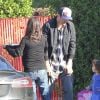 Exclusif - Mila Kunis enceinte et son mari Ashton Kutcher se baladent avec leur fille Wyatt dans les rues de Studio City, le 23 novembre 2016