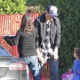Exclusif - Mila Kunis enceinte et son mari Ashton Kutcher se baladent avec leur fille Wyatt dans les rues de Studio City, le 23 novembre 2016