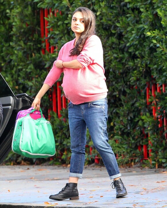 Exclusif - Mila Kunis enceinte fait du shopping avec son mari Ashton Kutcher à Studio City, le 21 novembre 2016