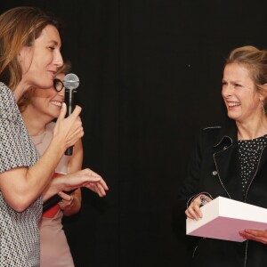 Anne-Claire Coudray et Karin Viard (Prix de la Femme d'Influence "Coup de Coeur") - 3ème édition de la cérémonie de remise des prix de la Femme d'Influence à l'Hôtel Hyatt Regency Paris Etoile à Paris, le 5 décembre 2016. © Denis Guignebourg
