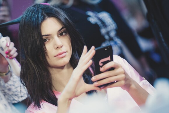 Kendall Jenner - Les mannequins en séance de maquillage et de coiffure avant le défilé Victoria's Secret au Grand Palais à Paris, le 30 novembre 2016. © Cyril Moreau/Bestimage