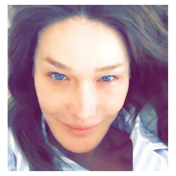 Carla Bruni-Sarkozy se montre sans maquillage sur Instagram en 2016.