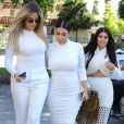 Khloe, Kourtney et Kim Kardashian enceinte, toutes en blanc, vont dîner au restaurant Casa Escobar à Westlake Village, le 7 juillet 2015.