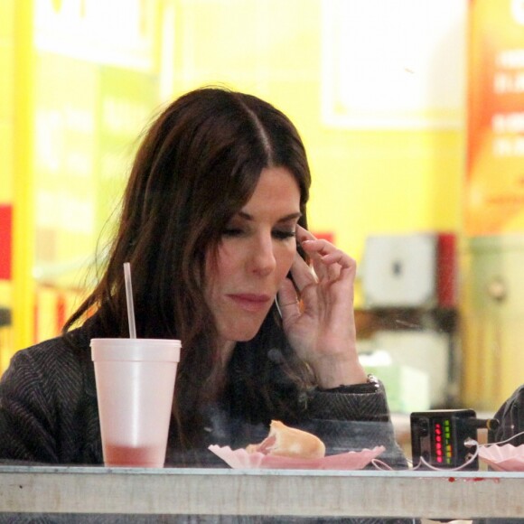 Sandra Bullock et Rihanna dans un restaurant Papaya Dog fast food sur le tournage de 'Oceans Eight' dans le quartier de downtown à New York, le 7 décembre 2016.