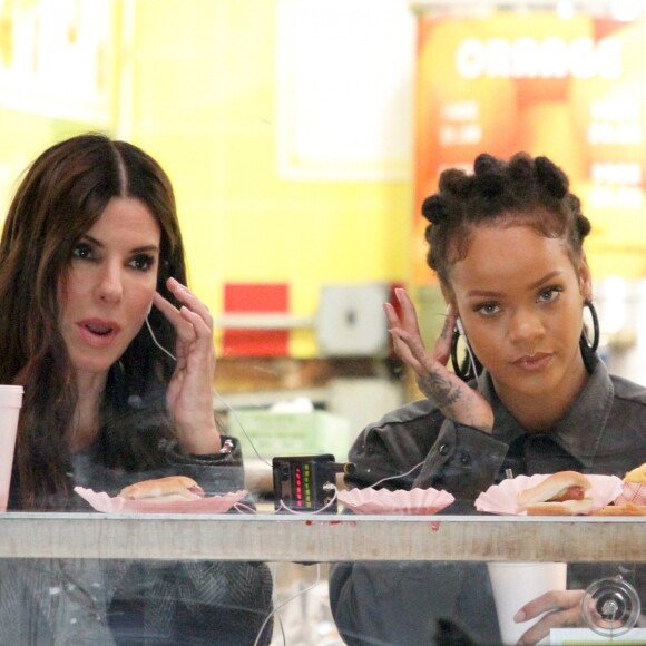 Sandra Bullock et Rihanna dans un restaurant Papaya Dog fast food sur le tournage de 'Oceans Eight' dans le quartier de downtown à New York, le 7 décembre 2016.