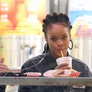 Sandra Bullock et Rihanna dans un restaurant Papaya Dog fast food sur le tournage de 'Oceans Eight' dans le quartier de downtown à New York, le 7 décembre 2016.