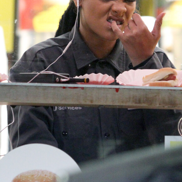 Sandra Bullock et Rihanna dans un restaurant Papaya Dog fast food sur le tournage de 'Oceans Eight' dans le quartier de downtown à New York, le 7 décembre 2016.