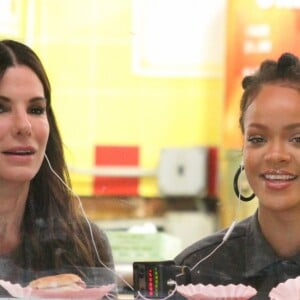 Sandra Bullock et Rihanna dans un restaurant Papaya Dog fast food sur le tournage de 'Oceans Eight' dans le quartier de downtown à New York, le 7 décembre 2016.