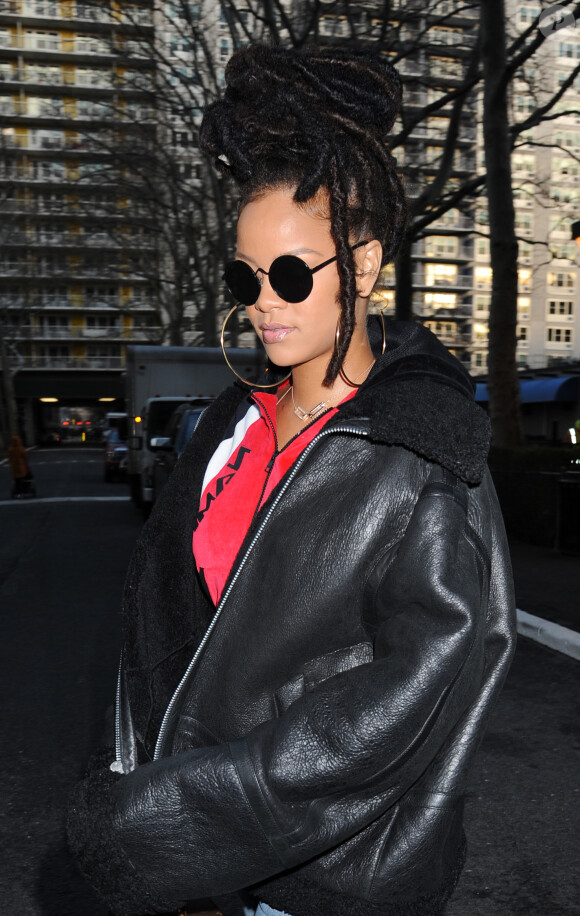 Rihanna se promène à New York, le 7 décembre 2016.