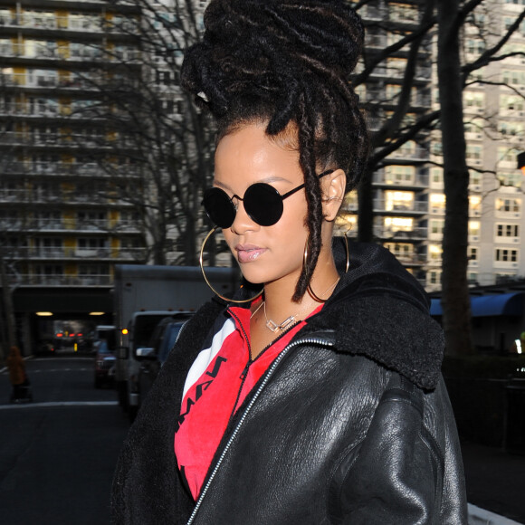 Rihanna se promène à New York, le 7 décembre 2016.