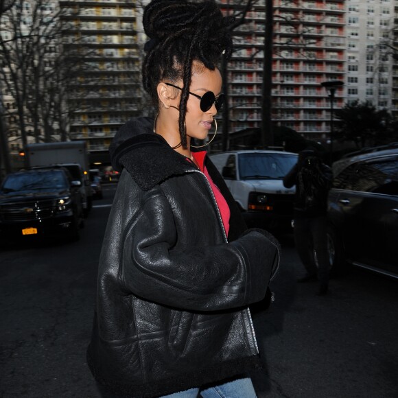 Rihanna se promène à New York, le 7 décembre 2016.