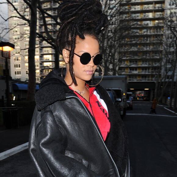 Rihanna se promène à New York, le 7 décembre 2016.
